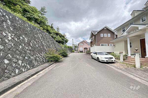 物件の西側前面道路（南側から）。車通りは少なくて安心です！［2024年6月29日撮影］