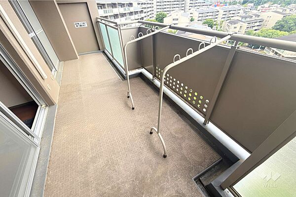 【バルコニー】LDK・和室から出入りできるバルコニ―です。前面に高い建物が無く明るさも確保できます。