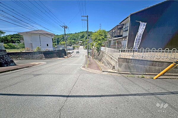 物件の南側前面道路（東側から）［2026年5月11日撮影］