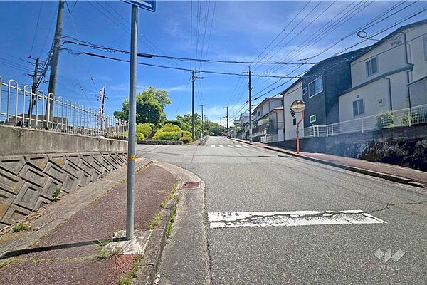 物件の南側前面道路（西側から）［2026年5月11日撮影］