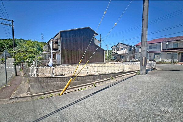 【物件（南東側から）】開放感のある立地で、建物配置のイメージがしやすい。