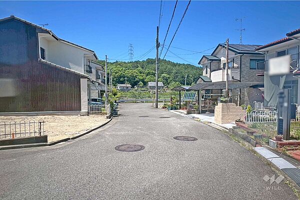 物件の北側前面道路（東側から）［2026年5月11日撮影］