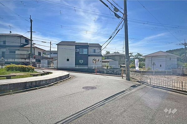 物件の東側前面道路（北側から）［2026年5月11日撮影］