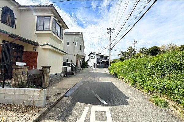 物件の西側前面道路（北側から）［2026年9月2日撮影］