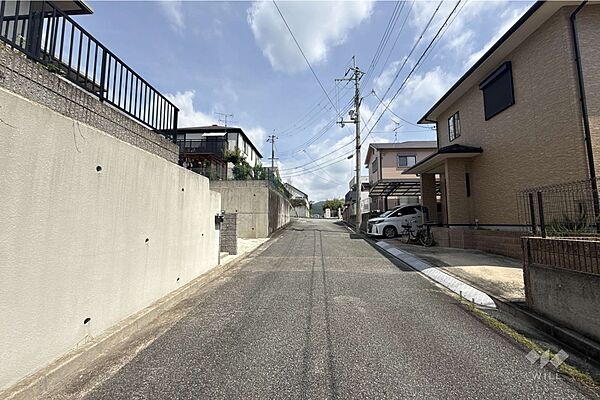 物件の東側前面道路（南側から）前面道路は約6.2メートルの広さがあり、車の出し入れがしやすいです。［2026年7月14日撮影］