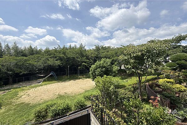 バルコニーからの眺め（南西方向）［2026年7月14日撮影］西緑が丘公園が南側にございます。建物がないので、開放感があります。
