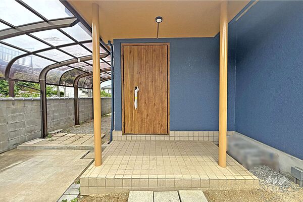 【物件の玄関】2階が屋根代わりになっているため、雨の日の出入りもスムーズです！