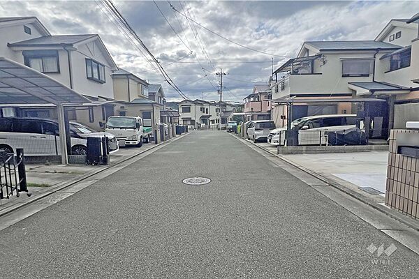 物件の南側前面道路（東側から）［2026年8月18日撮影］