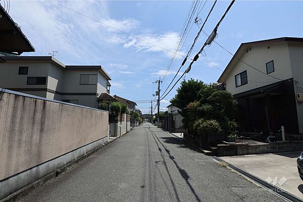 物件の西側前面道路（北側から）［2026年7月27日撮影］