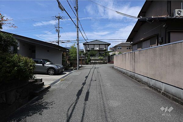 物件の西側前面道路（南側から）［2026年7月27日撮影］