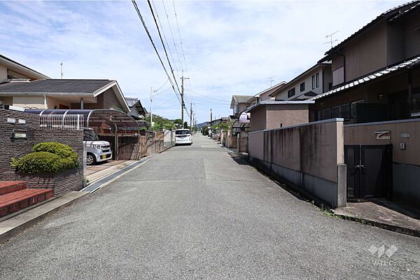 物件の北側前面道路（西側から）［2026年7月27日撮影］