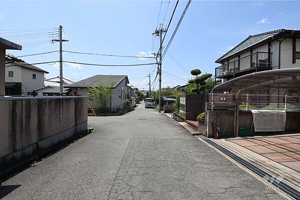 物件の北側前面道路（東側から）［2026年7月27日撮影］
