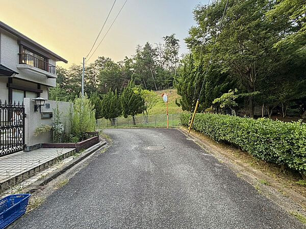 物件の東側前面道路（南側から）［2026年7月21日撮影］