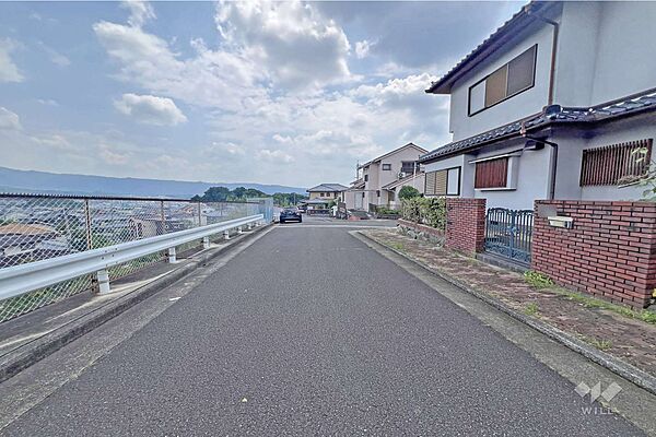 物件の北東側前面道路（北西側から）［2026年8月3日撮影］
