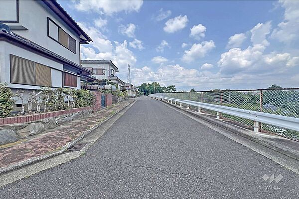 物件の北東側前面道路（南東側から）［2026年8月3日撮影］