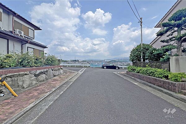 物件の南西側前面道路（北西側から）［2026年8月3日撮影］