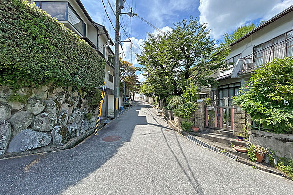物件の南側前面道路（東側から）［2026年8月3日撮影］
