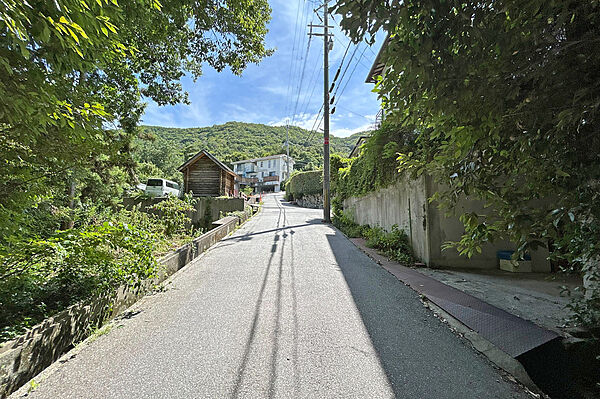 物件の東側前面道路（北側から）［2026年8月3日撮影］