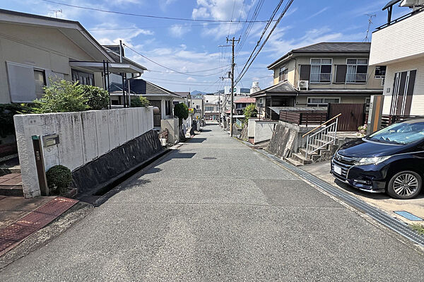 物件の北東側前面道路（南側から）［2026年8月14日撮影］