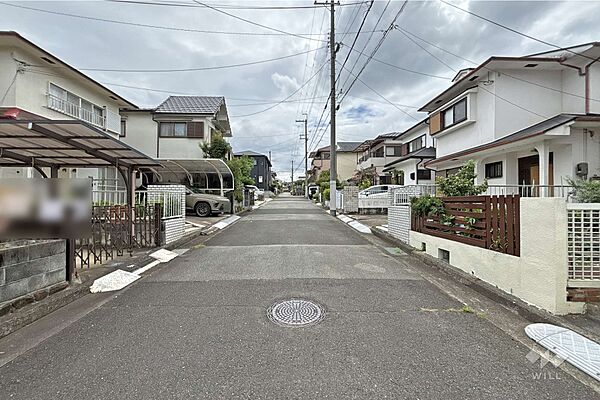 物件の東側前面道路（北側から）［2026年8月16日撮影］