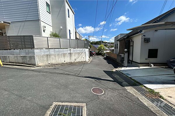物件の北西側前面道路（南西側から）［2026年8月25日撮影］