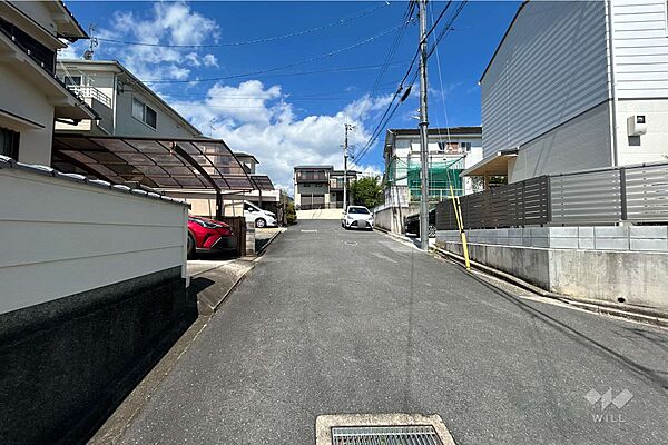 物件の北西側前面道路（南東側から）［2026年8月25日撮影］
