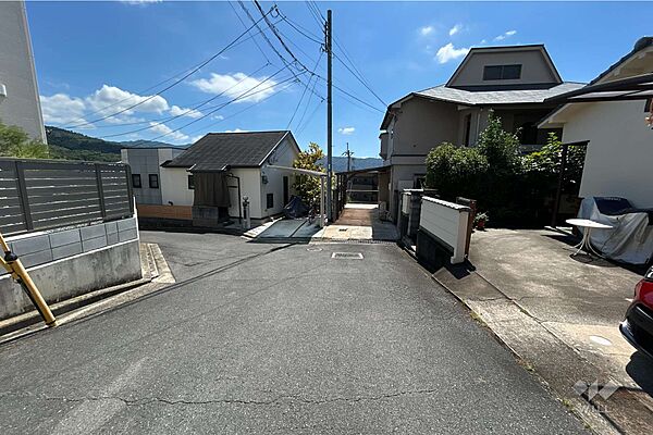 物件の北西側前面道路（北西側から）［2026年8月25日撮影］