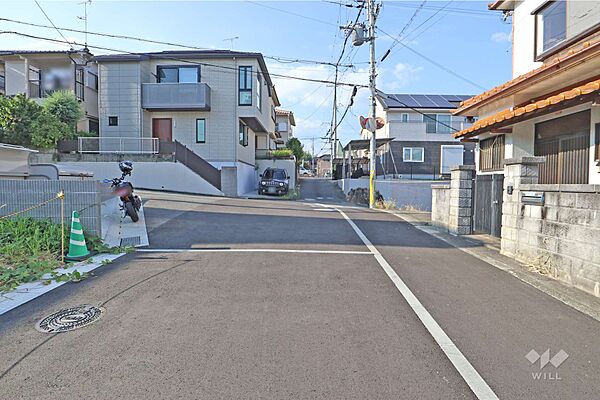 物件の西側前面道路（南側から）［2026年8月31日撮影］