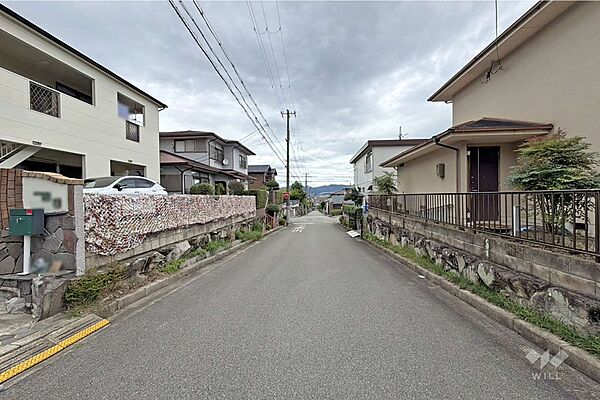 物件の北西側前面道路（南西側から）［2026年9月13日撮影］