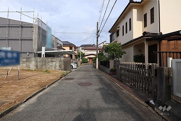 物件の南側前面道路（西側から）［2026年8月29日撮影］
