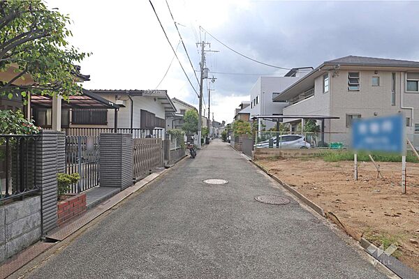 物件の南側前面道路（東側から）［2026年8月29日撮影］