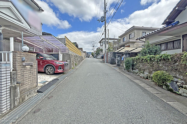 物件の南側前面道路（西側から）［2026年9月30日撮影］