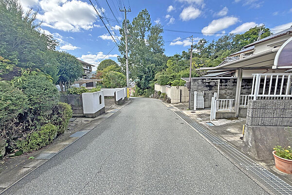 物件の南側前面道路（東側から）［2026年9月30日撮影］