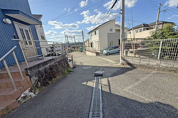 物件の北側前面道路（東側から）［2026年10月9日撮影］