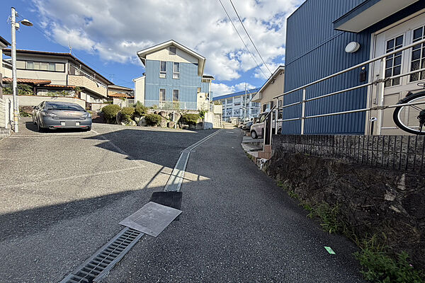 物件の北側前面道路（西側から）［2026年10月9日撮影］