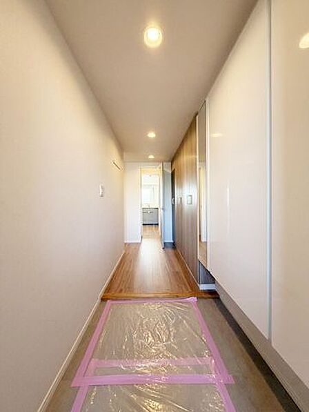 玄関には嬉しい人感センサー付です。両手がふさがっている時にも便利ですね。