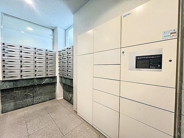 不在時にも荷物が受け取れる宅配BOX付。共働きのご夫婦や、外出の多いご家族に便利です。
