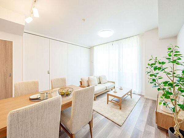 【リビング】建具とフローリングの優しい木目がナチュラルで明るい空間を演出しています。※室内の家具や調度品等は価格に含まれません。