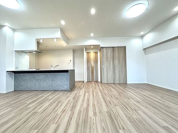 【LDK／約20帖】オープンでのびやかな空間を生み出すひろびろとしたLDK。家族との時間を大切にした住空間です。