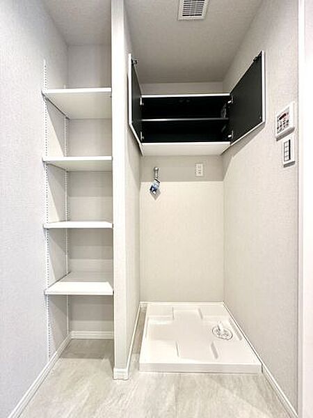 【洗濯機置場】洗濯機置場上段にも収納棚を設置しております。