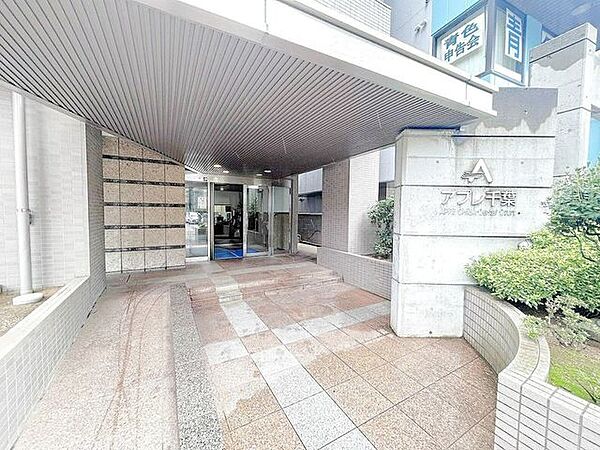 掃除の行き届いた綺麗なエントランス。管理体制良好です。安心感のあるオートロック付マンションです。