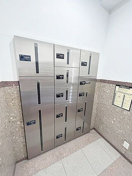 不在時にも荷物が受け取れる宅配BOX付。共働きのご夫婦や、外出の多いご家族に便利です。