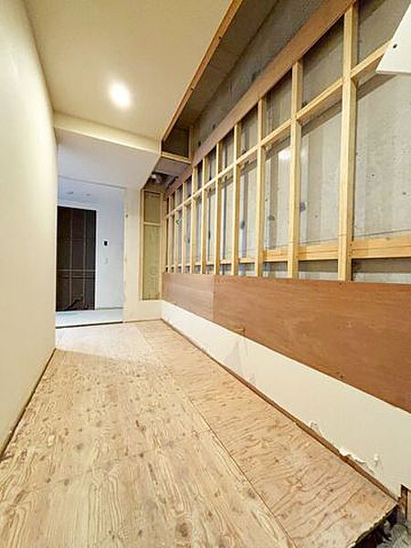 ゆとりを感じる玄関が、毎日の「行ってきます」と「ただいま」を心地よく迎えます。※画像は内装中のものです。令和8年8月13日撮影
