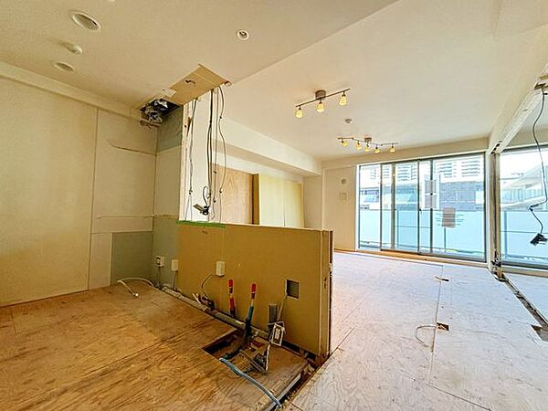 オープンでのびやかな空間を生み出すひろびろとしたLDK。家族との時間を大切にした住空間です。※画像は内装中のものです。令和8年8月13日撮影