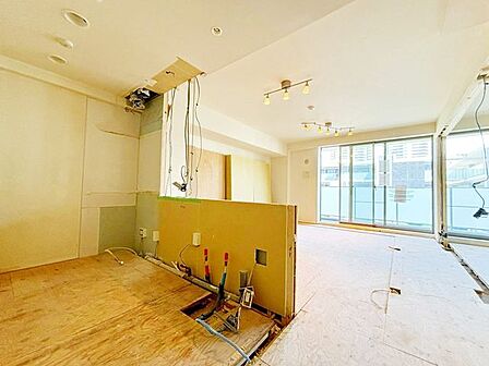 オープンでのびやかな空間を生み出すひろびろとしたLDK。家族との時間を大切にした住空間です。※画像は内装中のものです。令和8年8月13日撮影