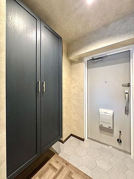 【玄関】ゆとりを感じる玄関が、毎日の「行ってきます」と「ただいま」を心地よく迎えます。