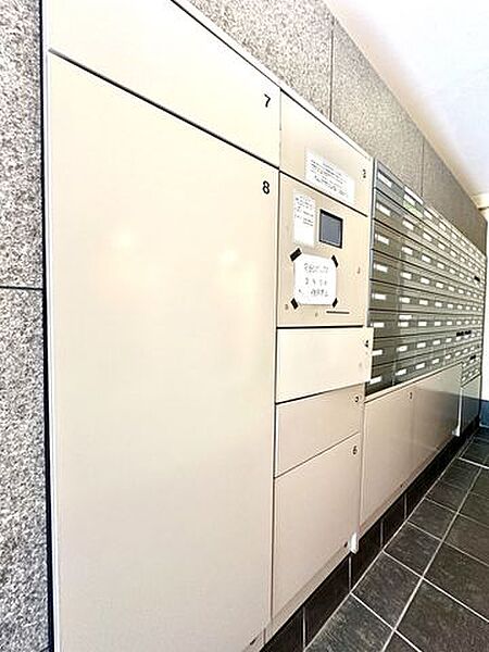 【宅配ボックス】不在時にも荷物が受け取れる宅配BOX付。共働きのご夫婦や、外出の多いご家族に便利です。