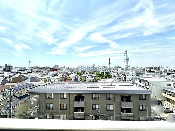 【バルコニーからの眺望】目の前に高い建物がないため、見晴らしの良いお部屋です。