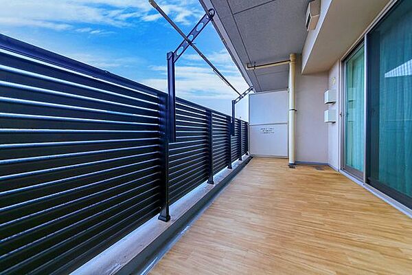 12.00m2のバルコニー。家族のお布団やシーツもまとめて干せる広さ。お天気が良い日はお洗濯もはかどりそうです。