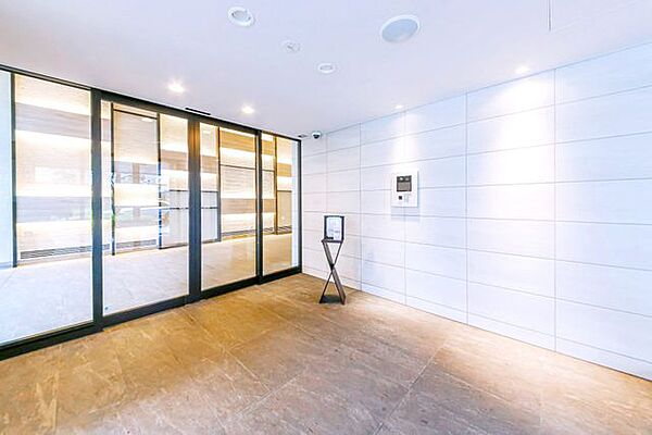マンションの顔になる重厚感あるエントランス。